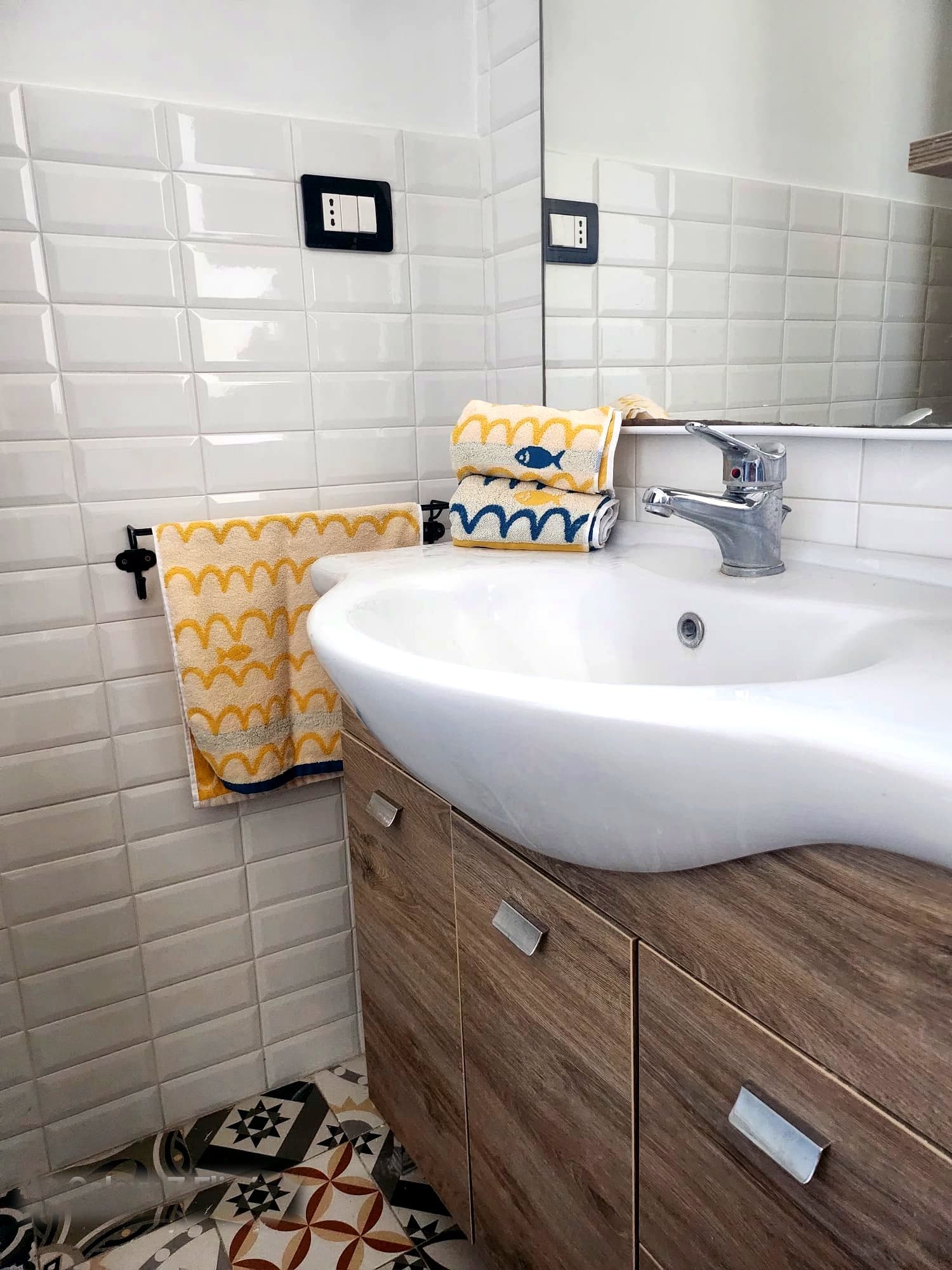 Bagno con lavabo e pavimento in cementine