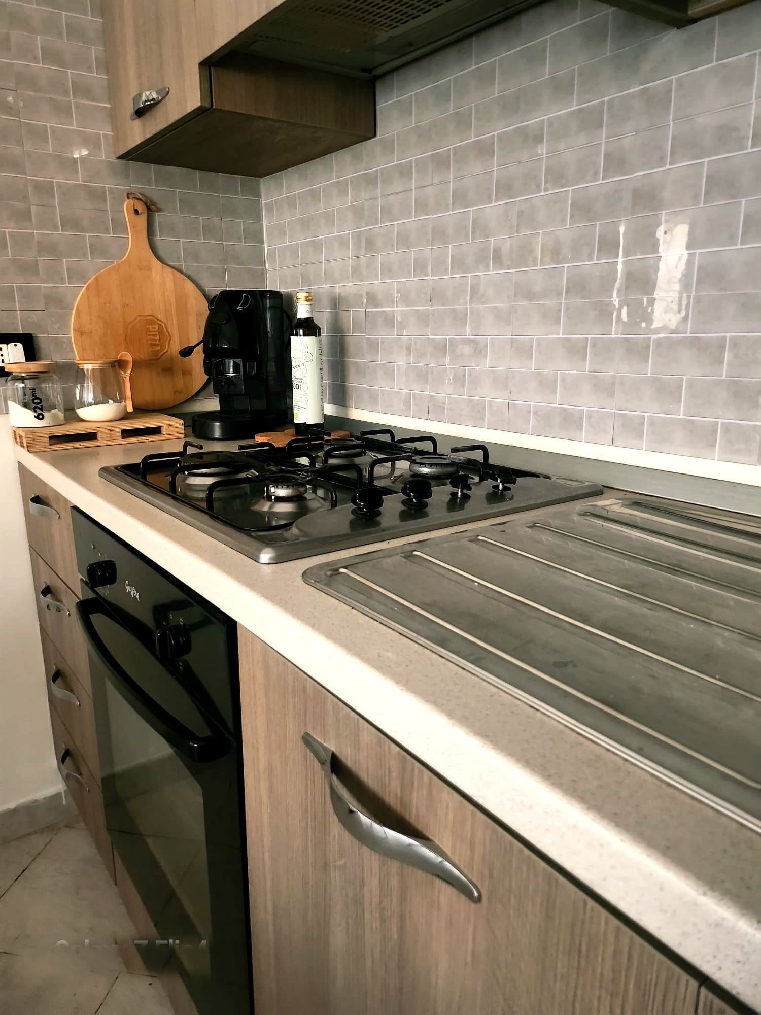 Cucina attrezzata con piano cottura e forno