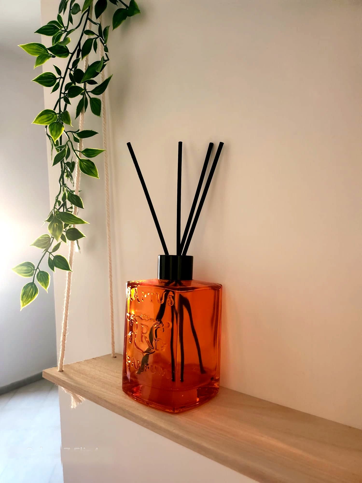 Dettaglio d'arredo tra fibre naturali e piante