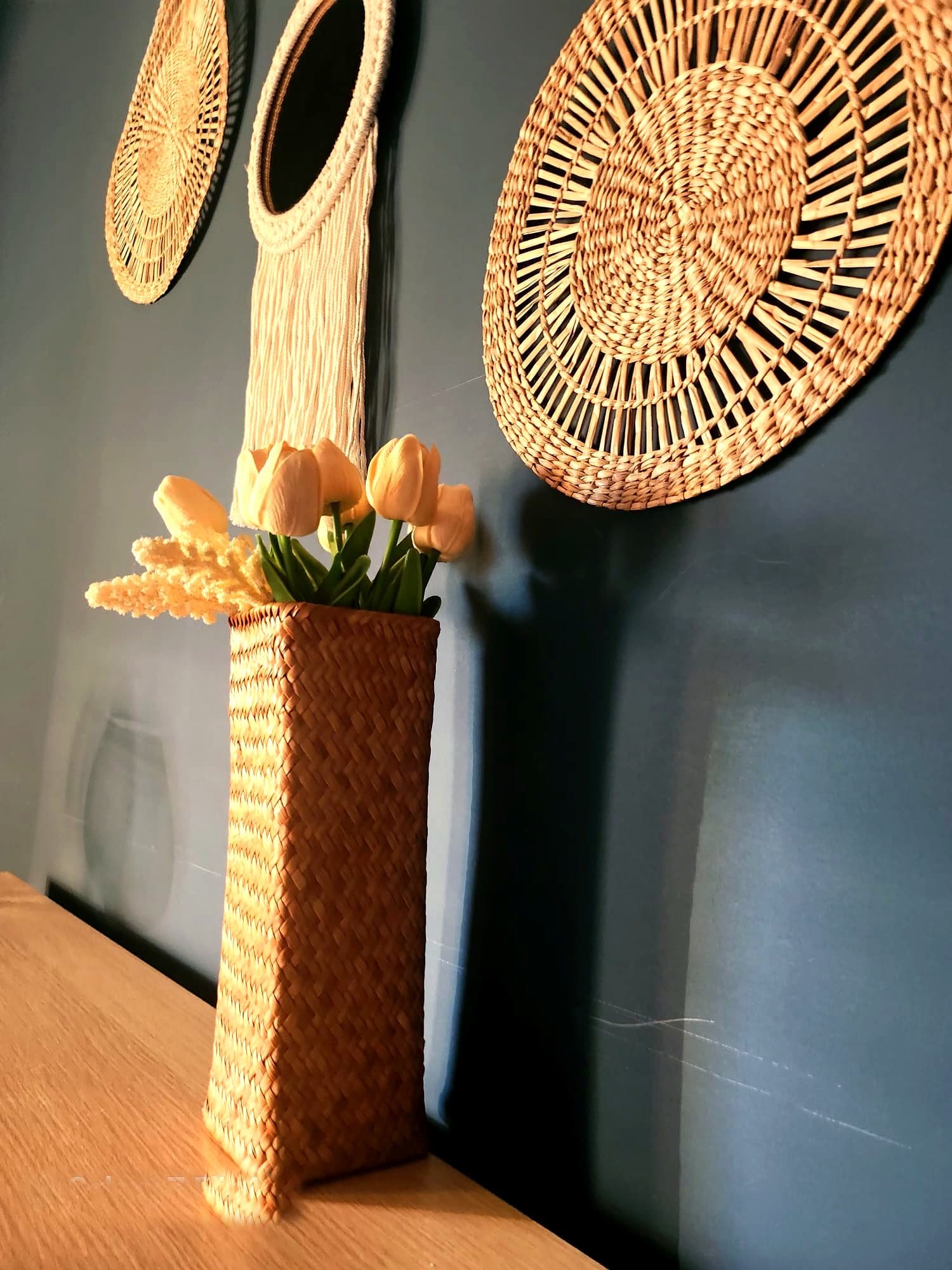 Dettaglio d'arredo con tulipani e ceste intrecciate